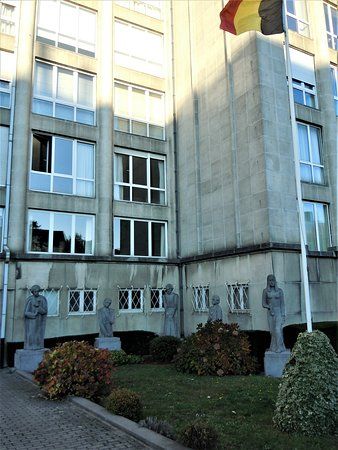 Groupe de cinq statues
